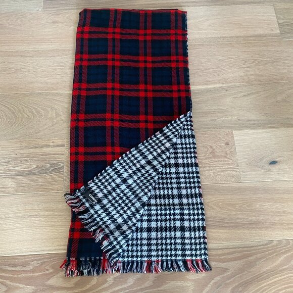 🎉🎊 HOST PICK 🎉🎊 Express Reversible Houndstooth and Plaid Blanket Scarf - Picture 1 of 6